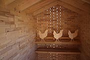 proHolz Bayern zeigt ein preisgekröntes Hühnerhaus aus Holz (©Foto. Martin Schmitz)